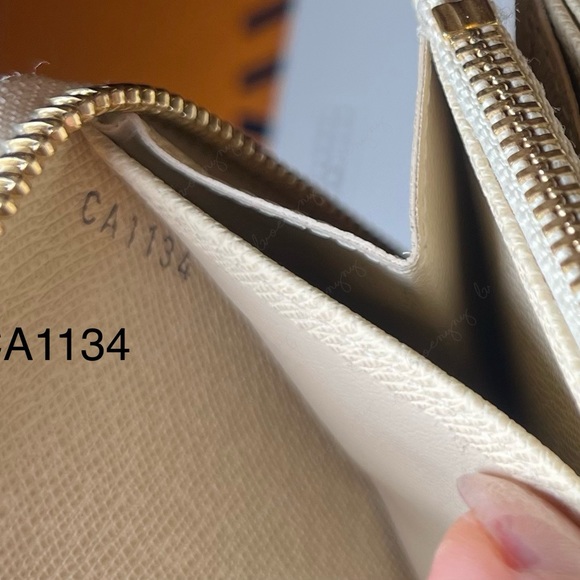 Like new! Zippy Wallet in azur - Picture 10 of 15